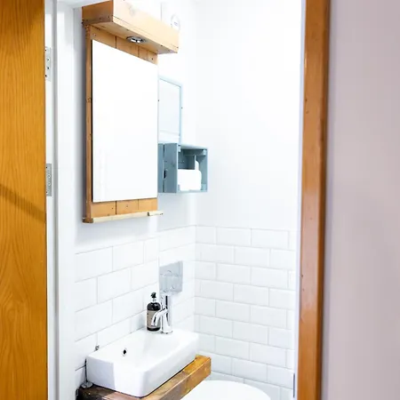 The Nest Boutique غالواي