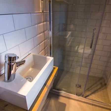 بيت شباب The Nest Boutique